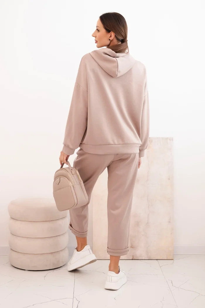 Комплект с суитчър с качулка и панталон с колан
