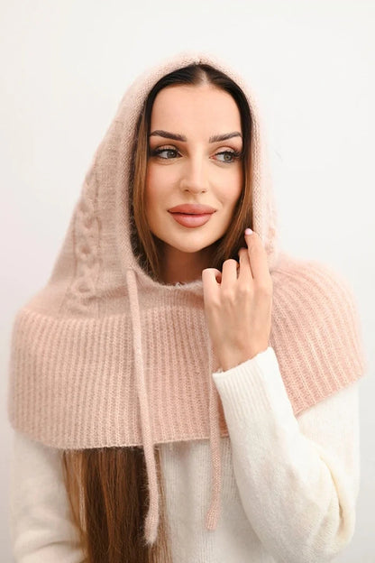 Дамска шапка с връзки и плетена шарка