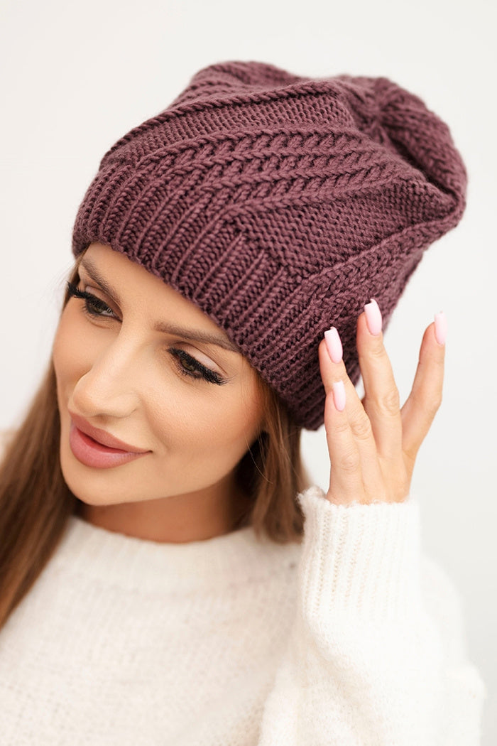 Дамска зимна вълнена шапка с класическа плетка и подгъв