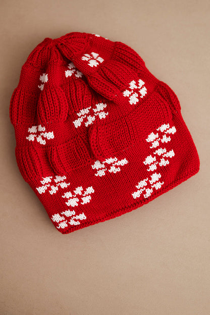 Дамска зимна плетена шапка с шарка снежинки