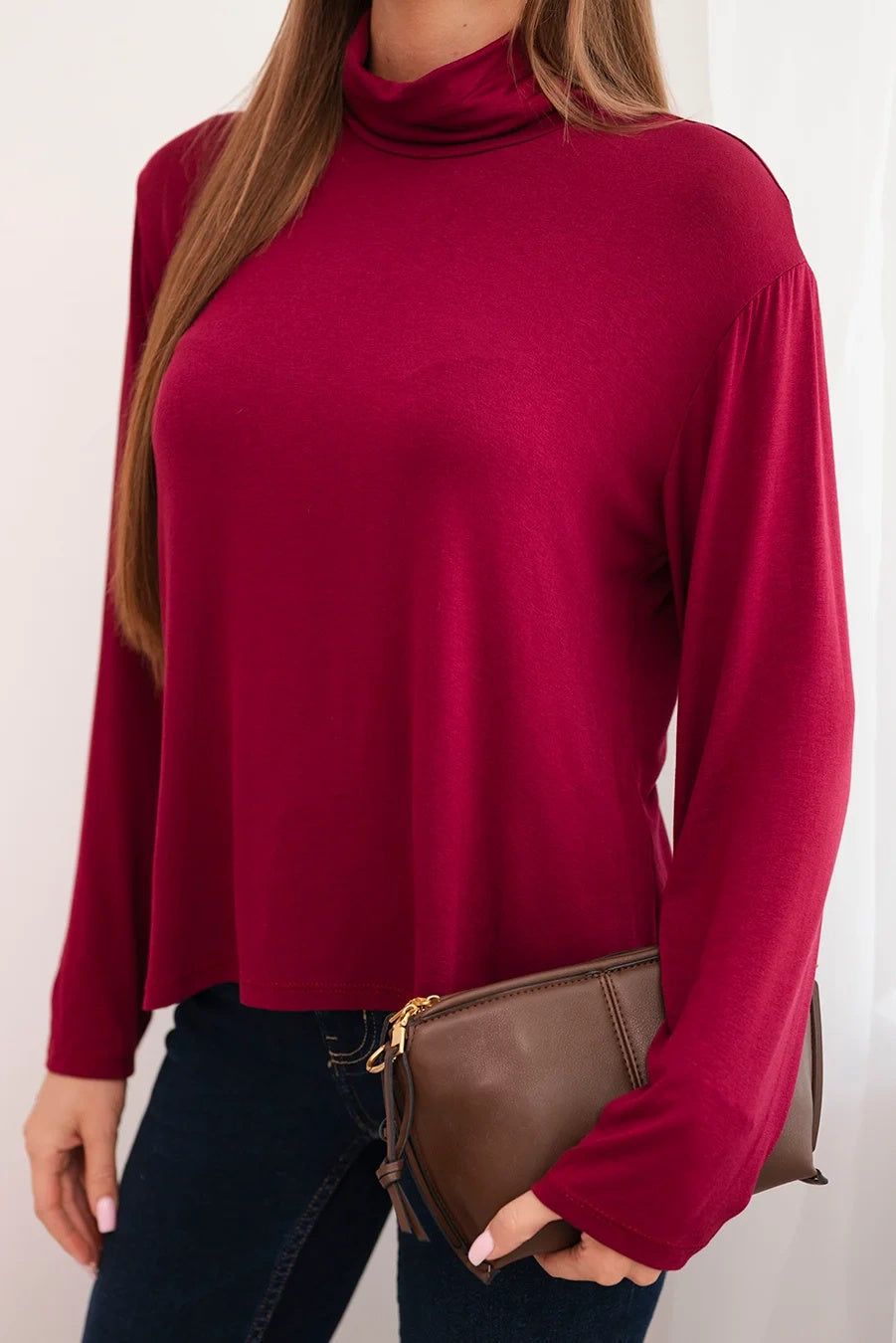Блуза с висока яка и дълги ръкави