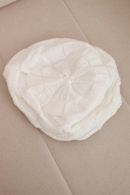 Зимова вълнена шапка с декоративна шарка и нитове