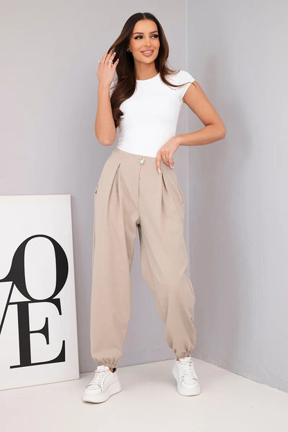 Високо вдигнати памучни панталони с декоративно копче