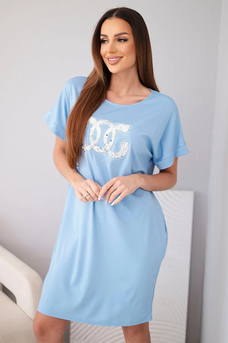 Свободна рокля с къс ръкав и декоративен принт