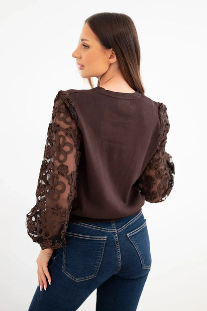 Плетена блуза с дантелени ръкави и декоративни копчета