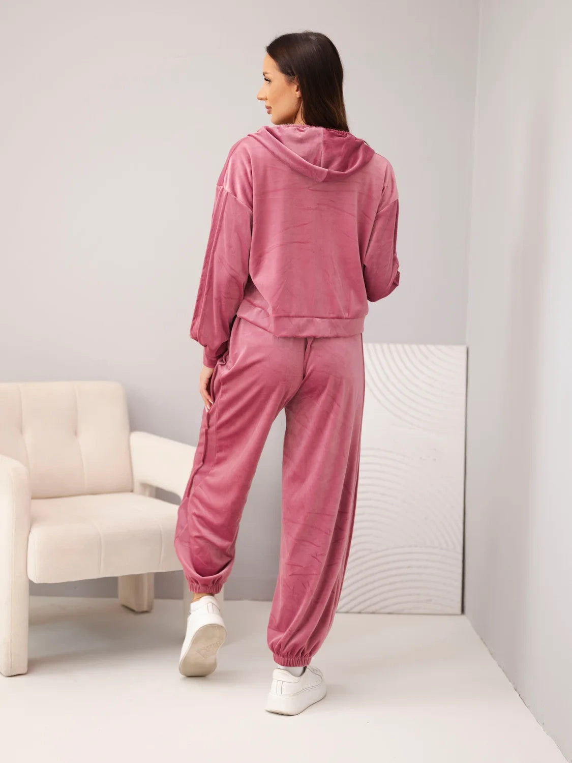 Комплект от велур с суитшърт с цип и панталон джогър