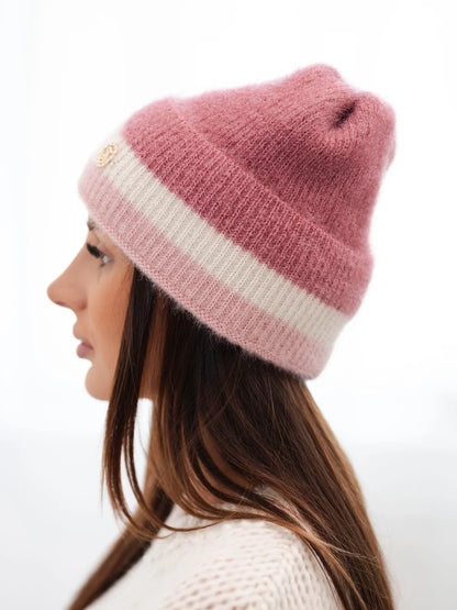 Женска плетена шапка с ребра и декорация