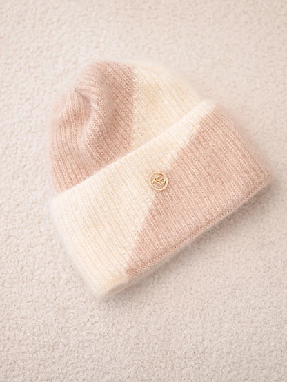 Класическа дамска шапка с декоративна емблема