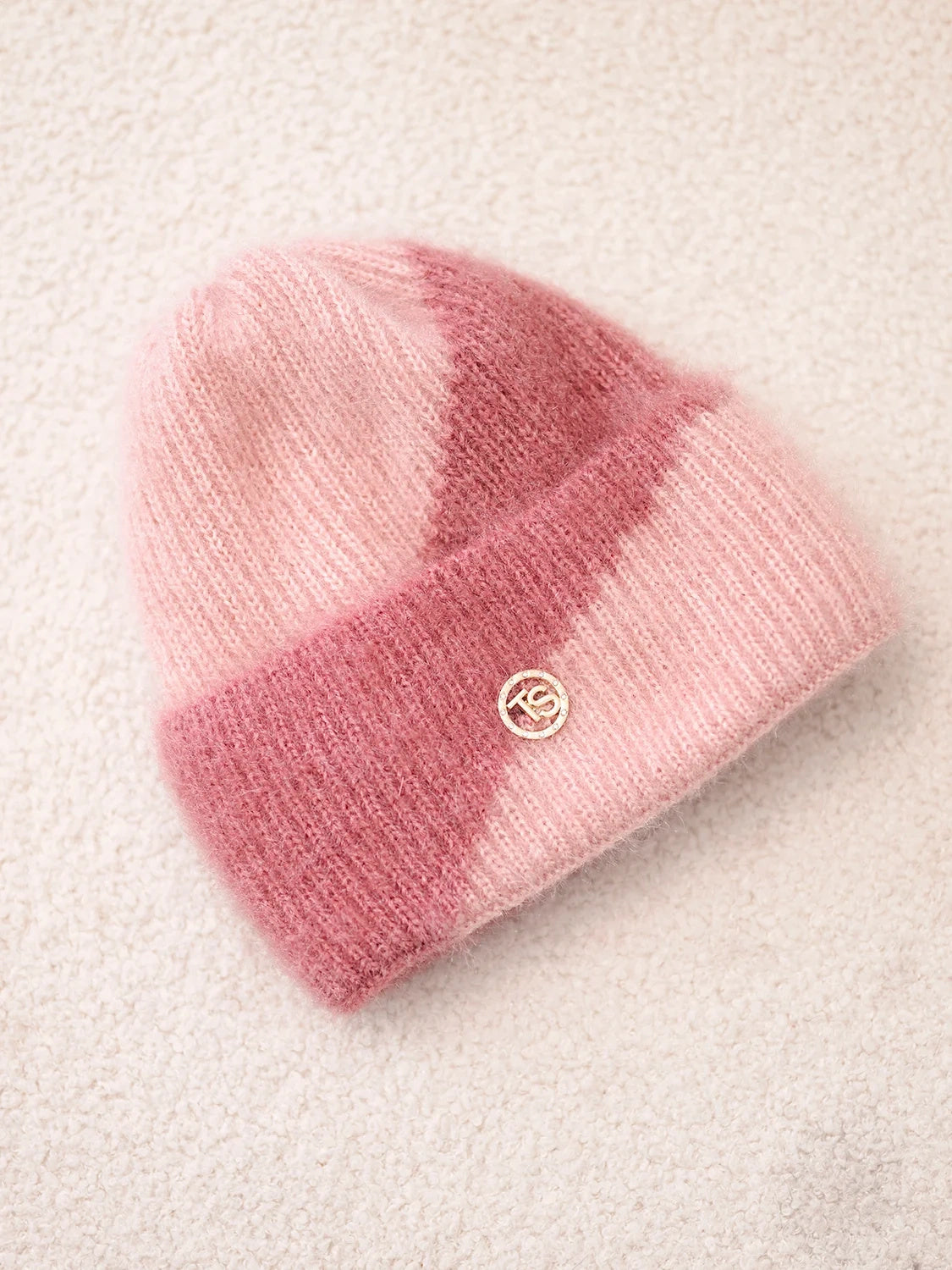 Класическа дамска шапка с декоративна емблема