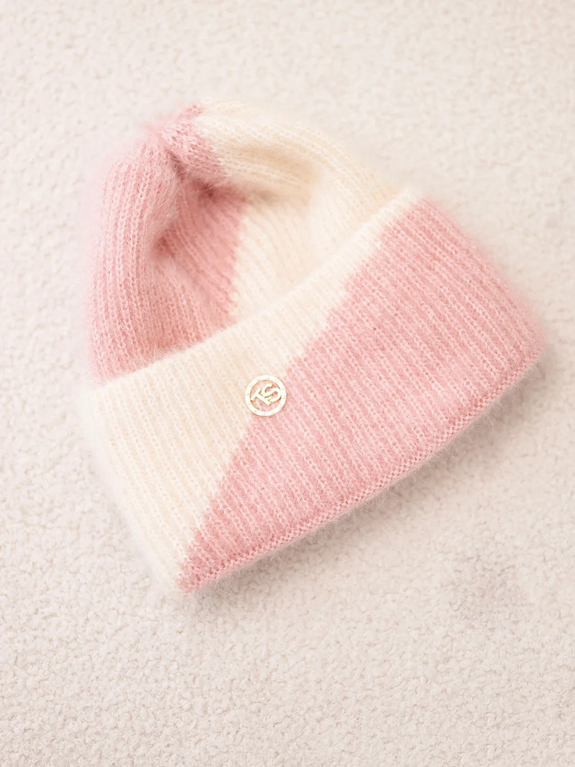 Класическа дамска шапка с декоративна емблема