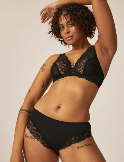 Дантелен сутиен с полуподплатени чаши и банели NATURANA 7675