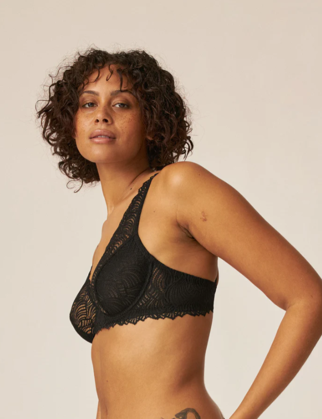 Дантелен сутиен с полуподплатени чаши и банели NATURANA 7675