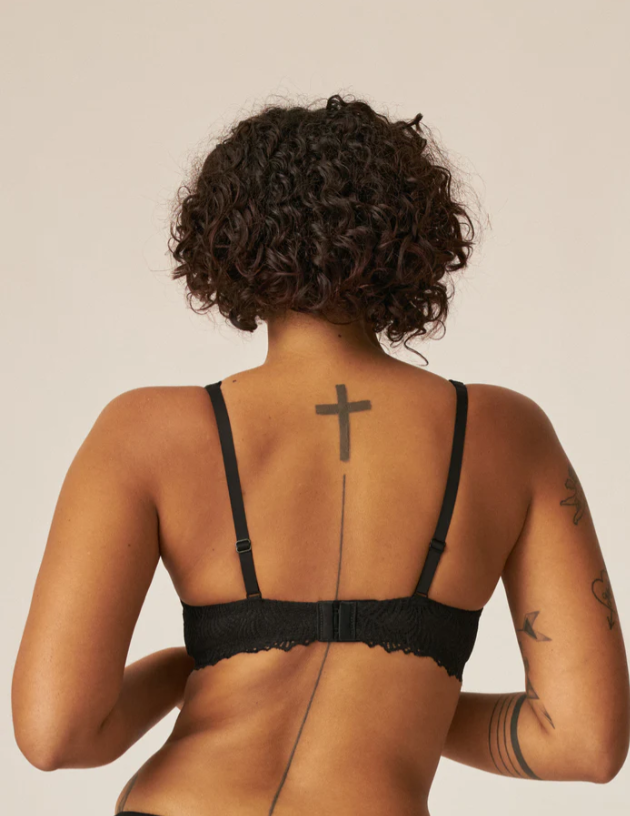 Дантелен сутиен с полуподплатени чаши и банели NATURANA 7675