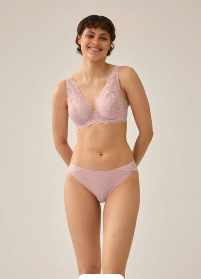 Дантелен сутиен с полуподплатени чаши и банели NATURANA 7675