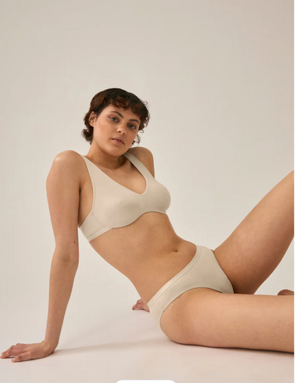 Сутиен с меки чаши и банели NATURANA 7683