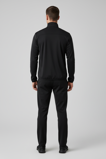 Мъж от гръб с изцяло черен екип