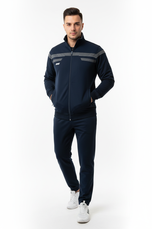 Млад мъж с тъмносин екип