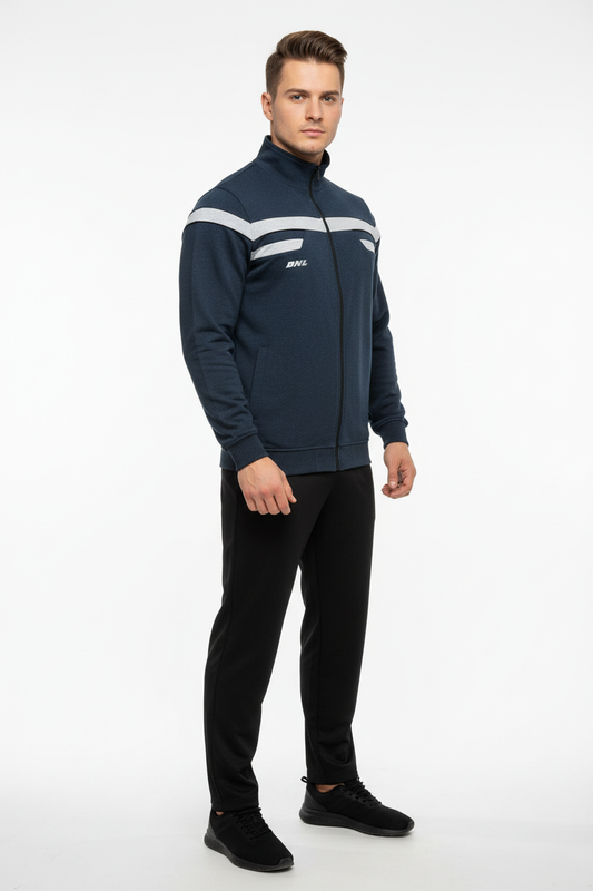 Мъж с тъмносин екип и обувки