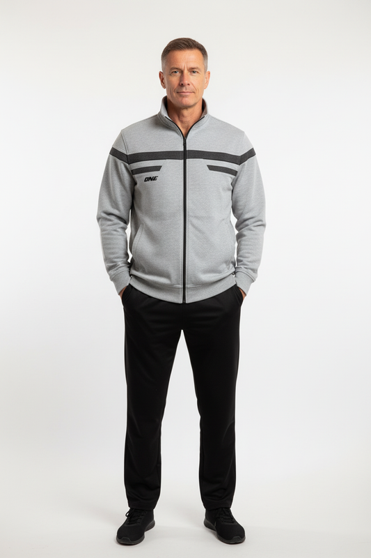 Възрастен мъж със сив екип