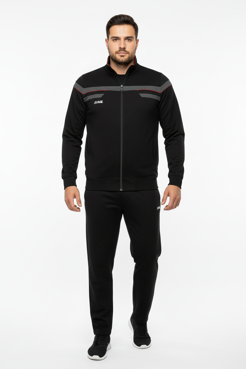 Мъж с корем и лека брада в черен екип