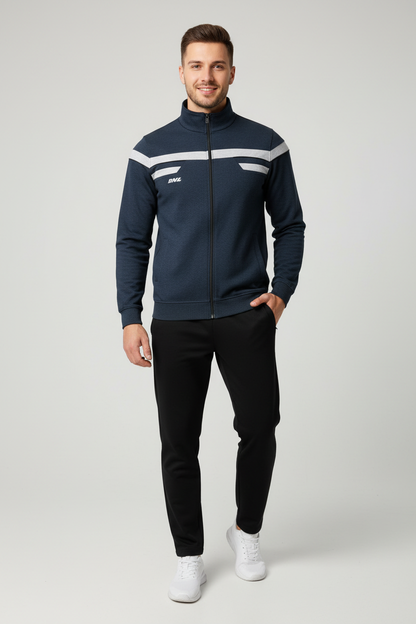 Мъж с тъмносин екип