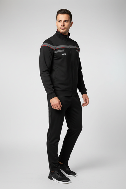 Мъж завъртян надясно с черен екип