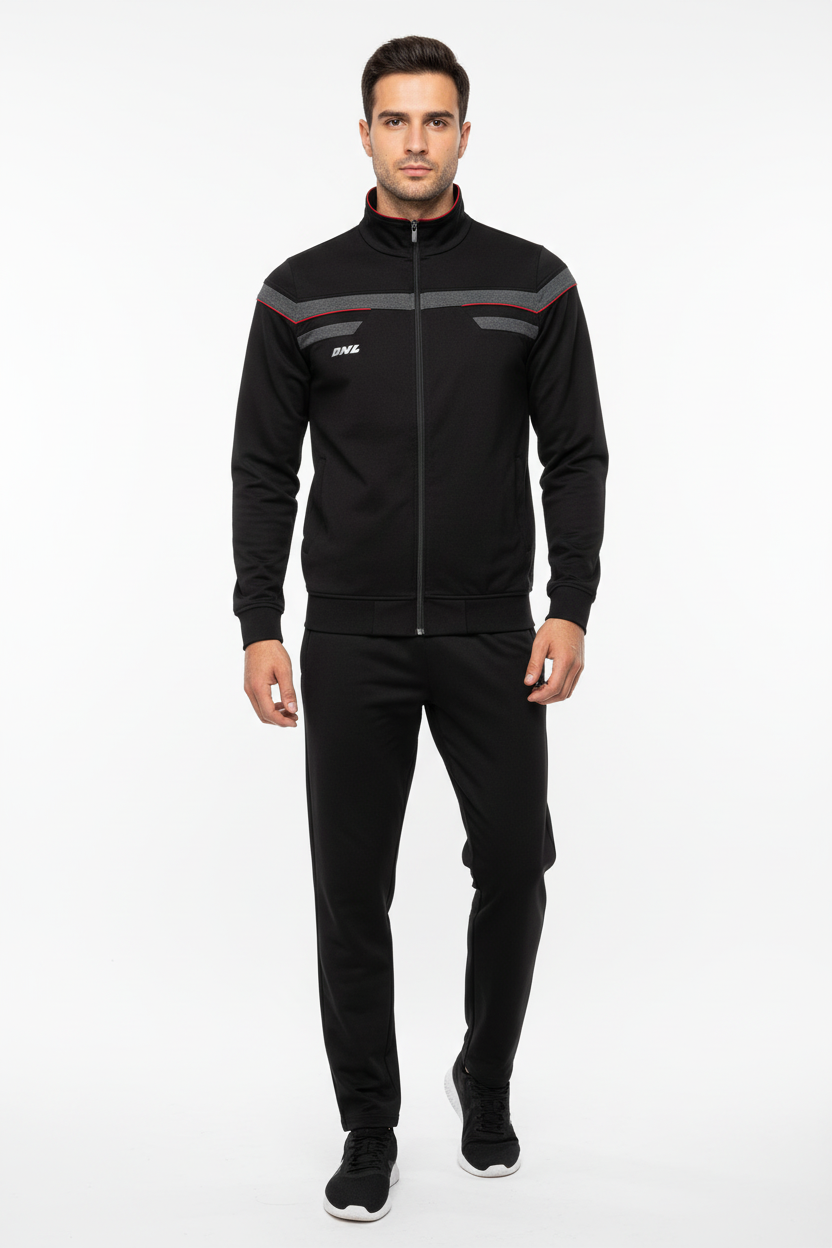 Мъж с черен екип и черно долнище