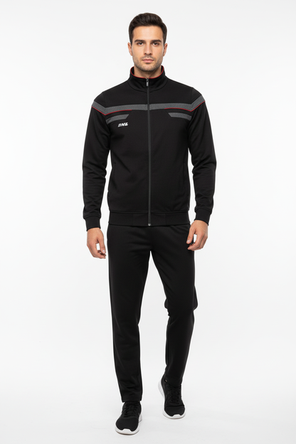 Мъж с черен екип и черно долнище