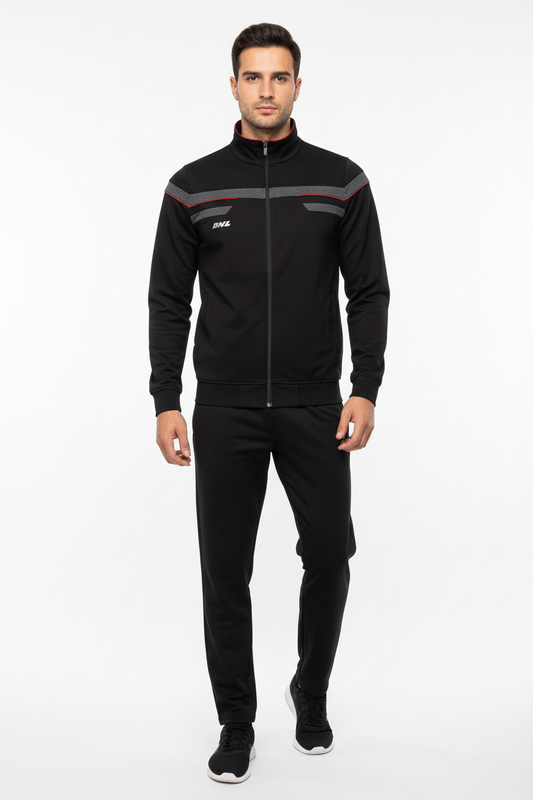 Мъж с черен екип и черно долнище