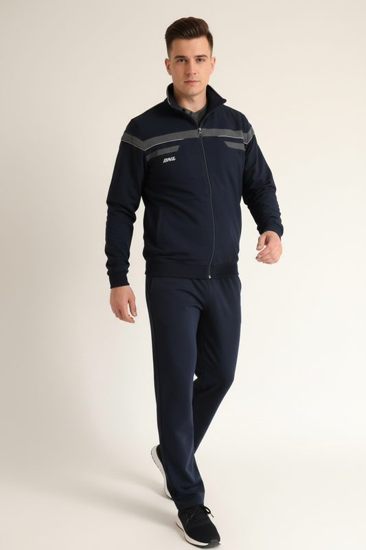 Млад мъж вървящ надясно с тъмносин екип