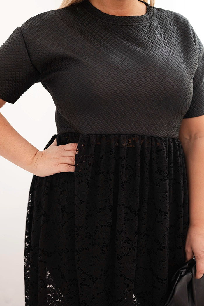 Дамска рокля Plus Size с къс ръкав и дантелена долна част ART22560