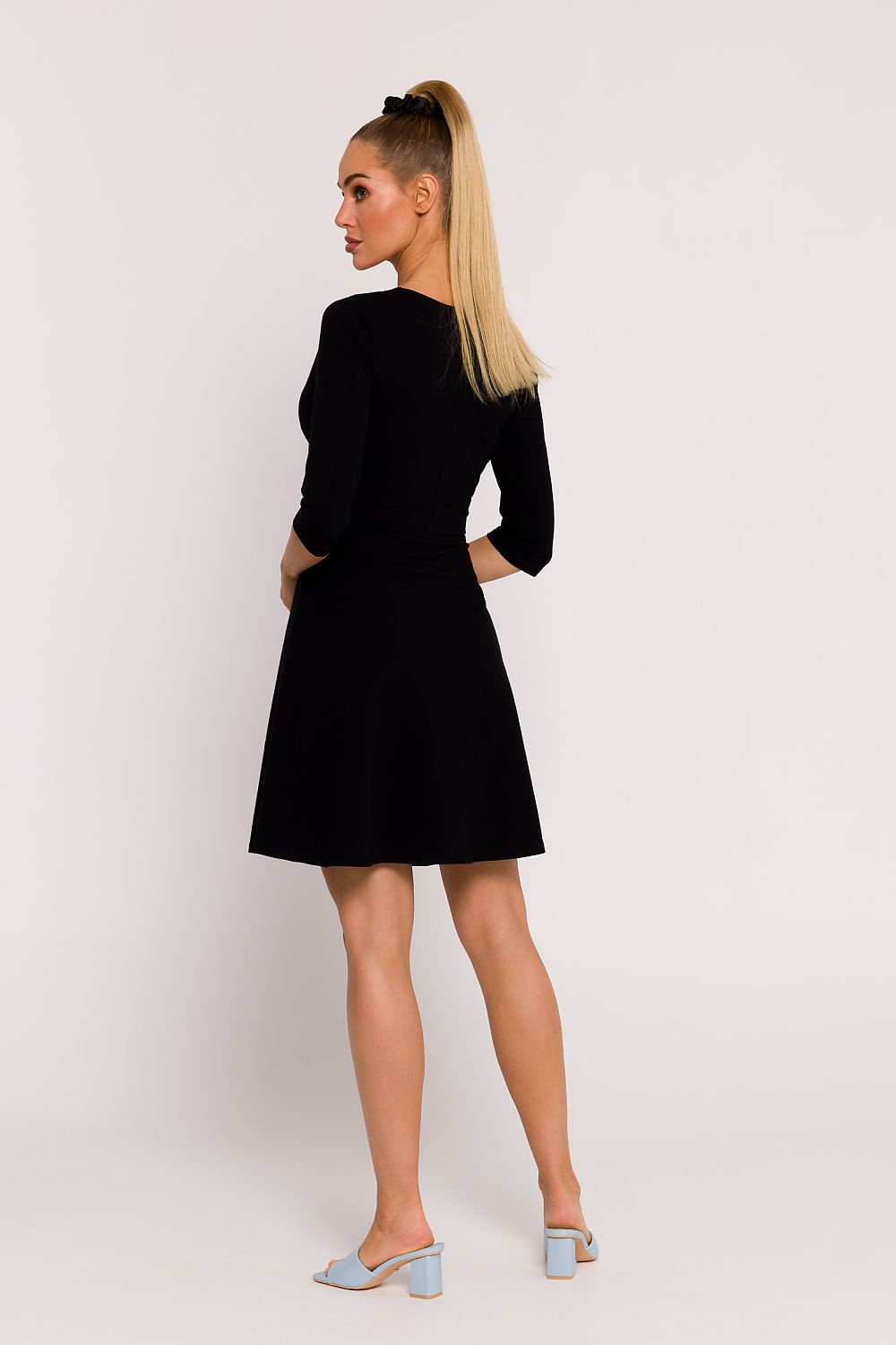  Дневна рокля model 193572 Moe 