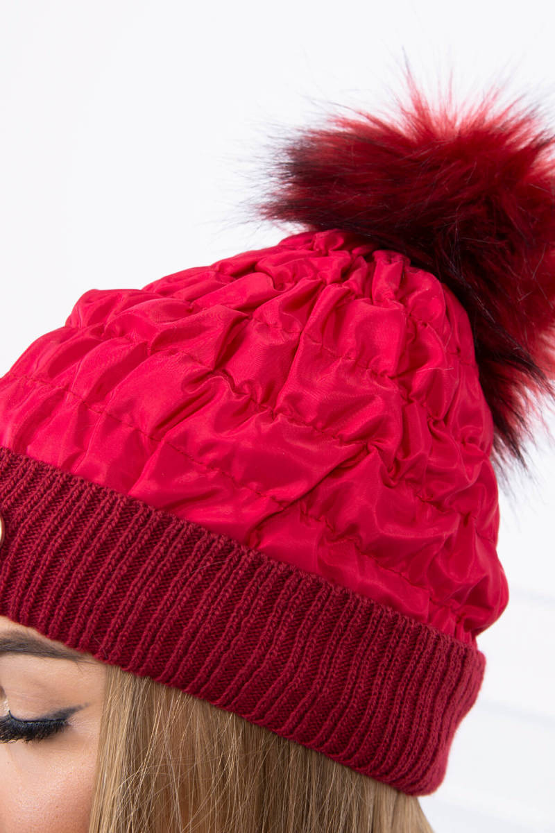 Дамска шапка с помпон K160