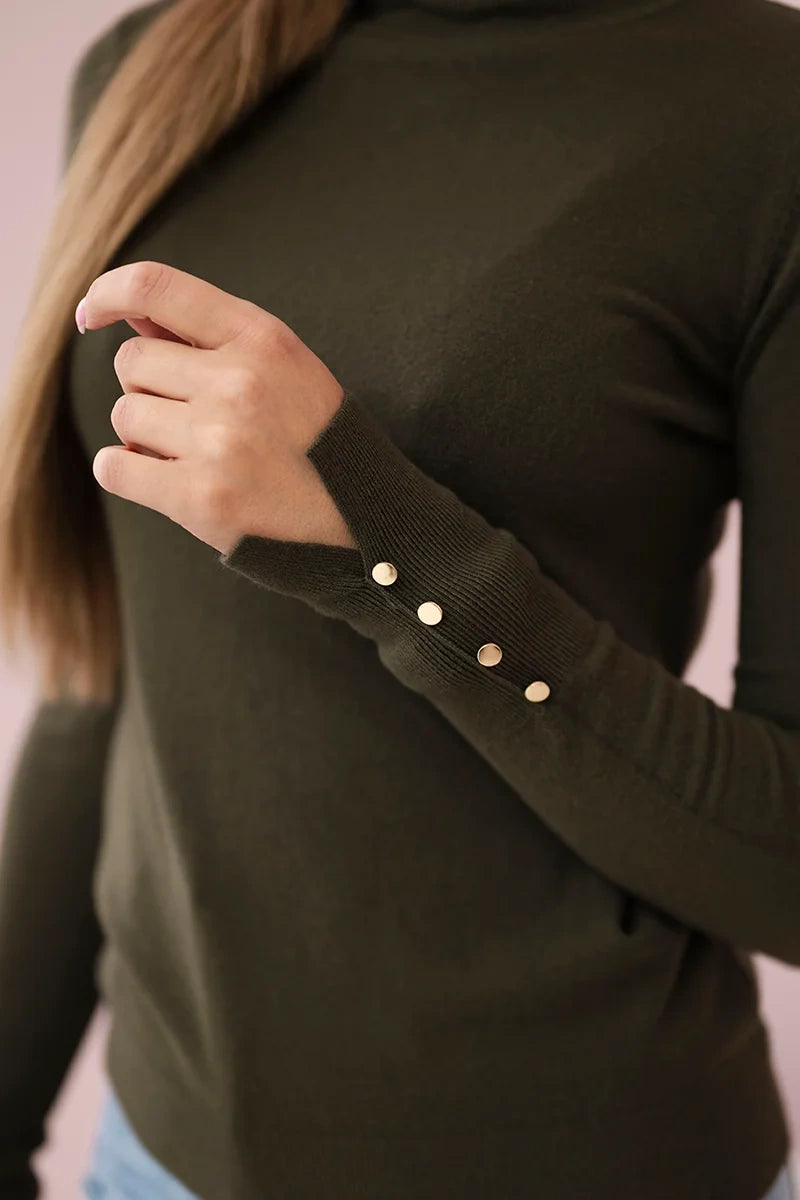 Пуловер с висока яка и декоративни копчета ИТ-61